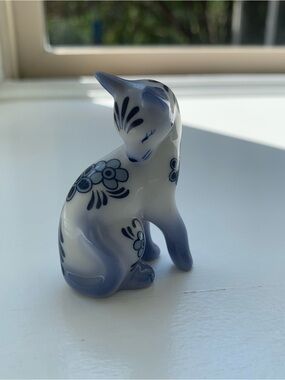 The Franklin Mint Curio Cabinet Cat Collection 1986 Delft Blue & White Porcelain
